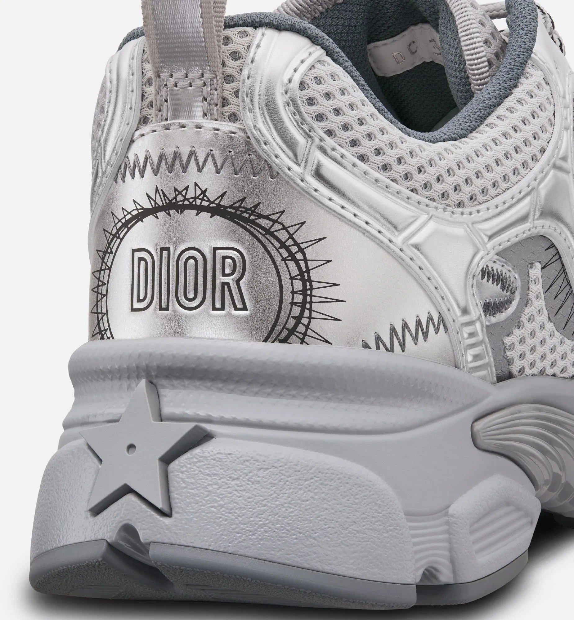 👟👟Ex-factory price 560👟👟 Dior Casual Sports Shoes Dad Shoes This new Dior Chrono sports shoe autumn ready-to-wear series reinterprets running shoes with Dior's high-end style. White and black mesh fabric with leather-effect panels, CD logo on the sides, star patch on the tongue and Dior logo on the heel, many details highlight the style. Using two-color laces, lightweight soles with star decoration, it can create a casual look all year round ▪️Size: 35-40